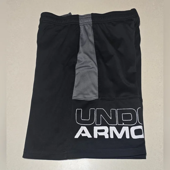 Under Armour Heatgear Loose Stunt Big Logo Shorts Boy's Youth S Small Black Gray - Picture 4 of 8